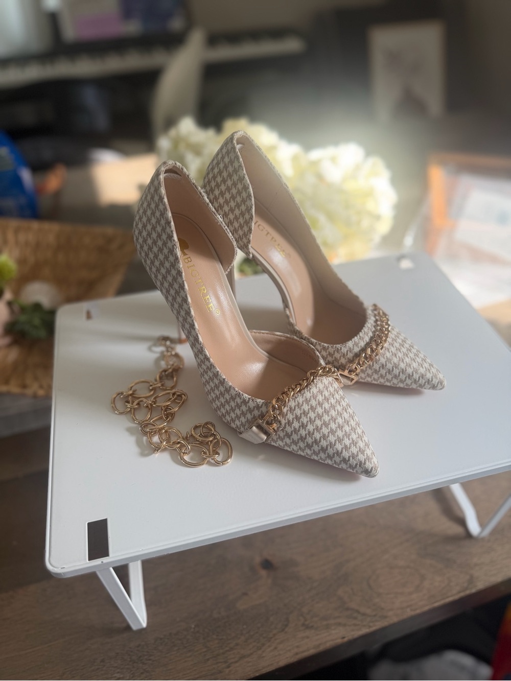 Pointed Toe Houndstooth Chain Pumps - Beige